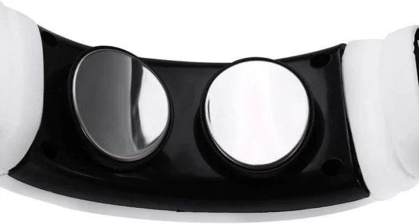 Primer plano de masajeador de cuello negro y blanco con dos almohadillas metálicas reflectantes para los ojos.