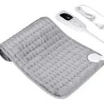 Manta térmica eléctrica gris con control y enchufe visible, ideal para calor relajante.