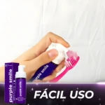 Espuma Purple Smile morada saliendo de un dispensador sobre un cepillo de dientes rosa.