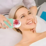 Molde de hielo facial con pétalos de rosa para revitalizar y refrescar la piel.