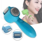 Mini masajeador eléctrico azul para rostro y cuello con rodillos estimulantes.
