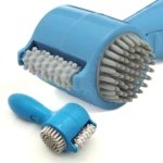 Mini masajeador eléctrico azul con rodillos texturizados para alivio muscular.