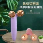 Rodillo masajeador facial con facetas de diamante, diseño ergonómico para contorno facial.