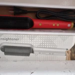 Cepillo alisador de cerámica rojo HQT-909B en caja, ideal para cabello liso.