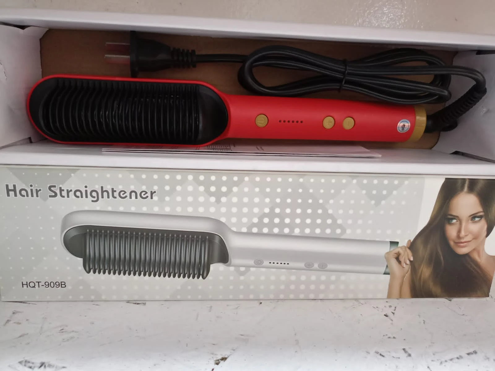 Cepillo alisador de cerámica rojo HQT-909B en caja, ideal para cabello liso.