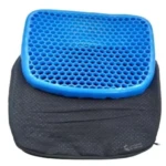 Cojín ergonómico ortopédico de gel azul con funda gris, diseño de panal.