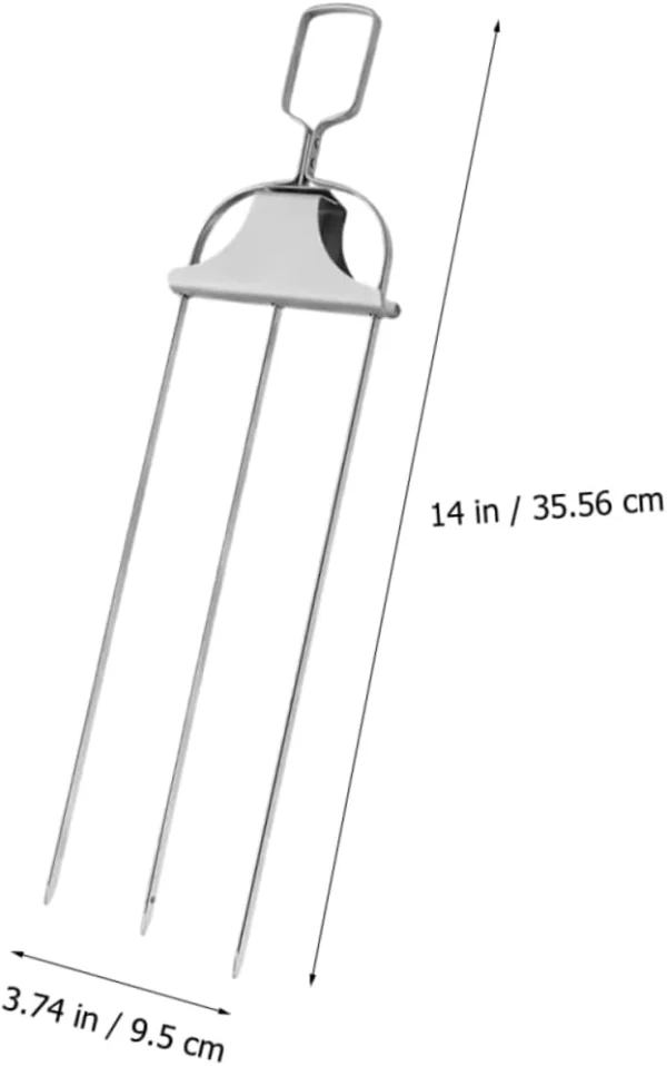 Tenedor para asados en acero inoxidable, ideal para parrilla y BBQ, con medidas indicadas.