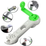Abrelatas multifuncional 6 en 1 con manivela verde abriendo una lata, ideal para cocina.