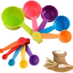 Set de 10 tazas y cucharas medidoras de colores para cocina, con granos y saco de harina.