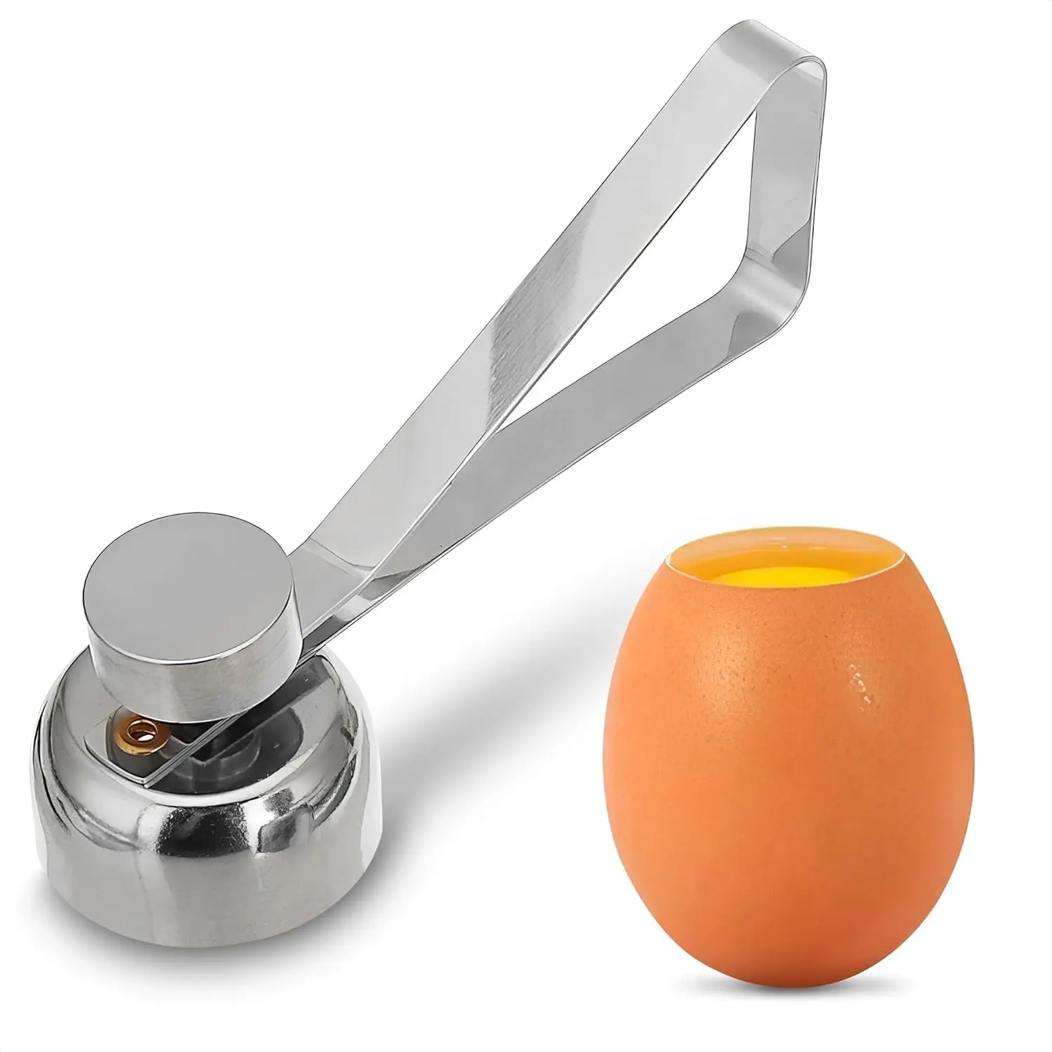 Cortador de huevos de metal brillante abre la cáscara de un huevo cocido.