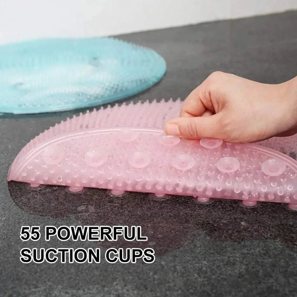 Tapete masajeador con ventosas para ducha, color rosa, vista cercana con mano y otro tapete azul al fondo.