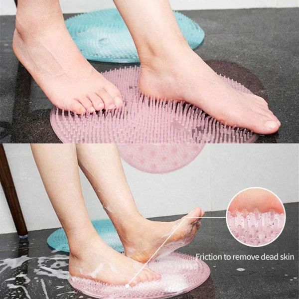 Tapete masajeador de pies rosado con cerdas para exfoliar y eliminar piel muerta en la ducha.