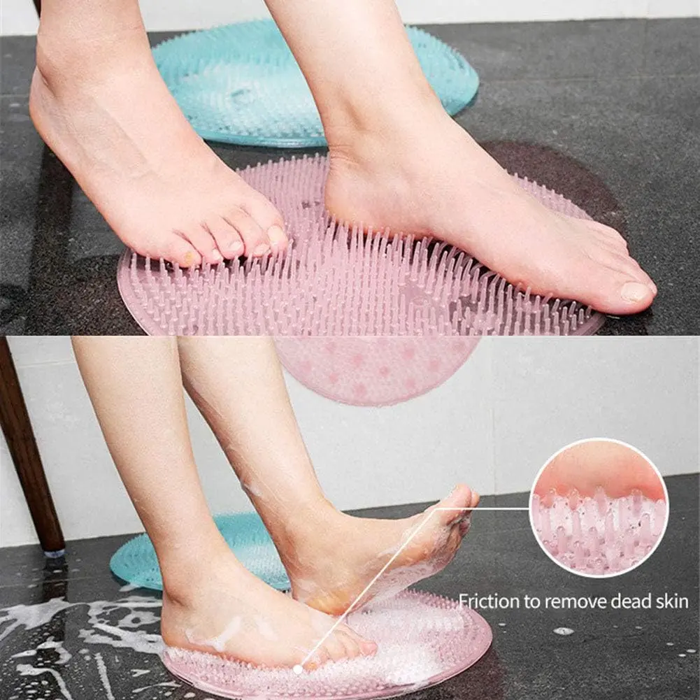 Tapete masajeador de pies rosado con cerdas para exfoliar y eliminar piel muerta en la ducha.