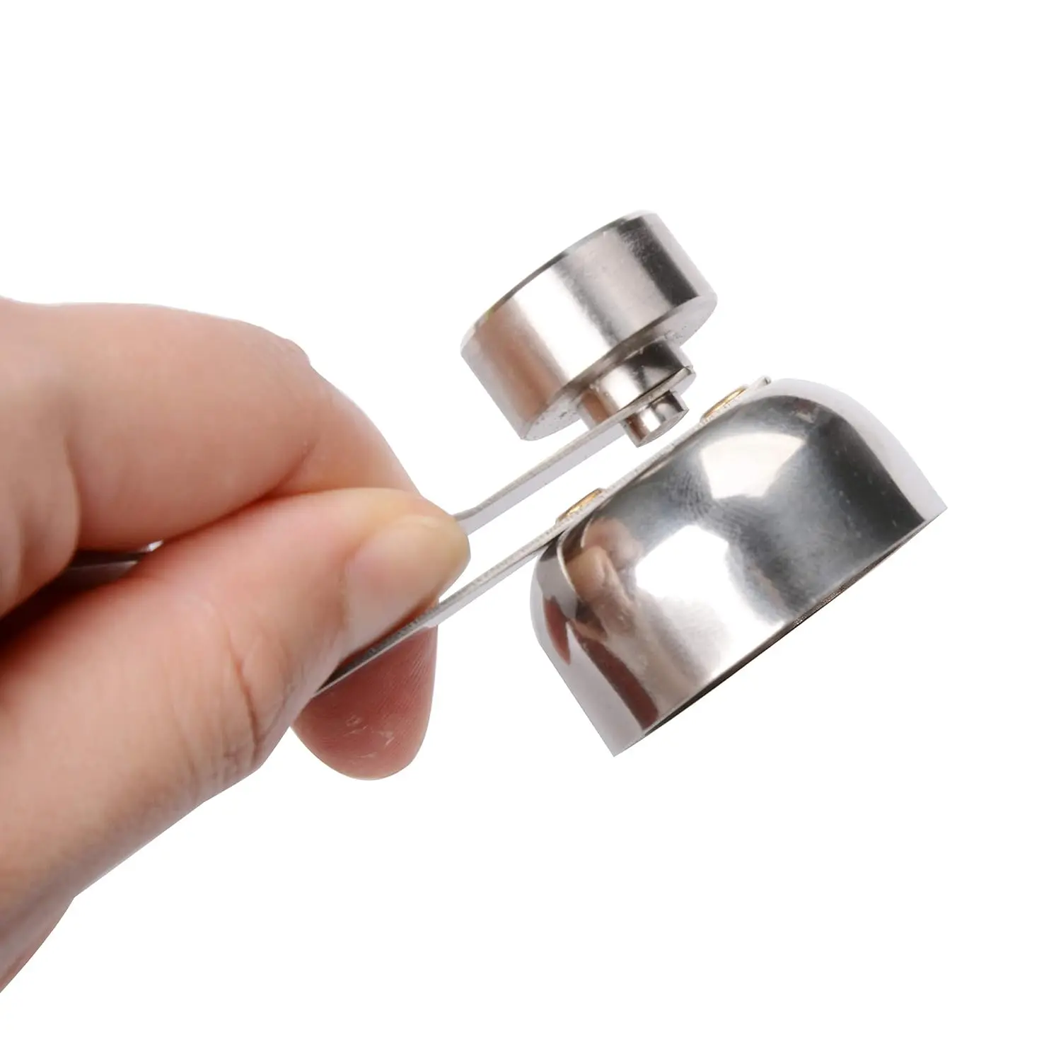 Cortador de cáscara de huevo de acero inoxidable agarrado por una mano.