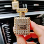 Ambientador carro diseño perfume Channel dorado con diamantes y letras N5.