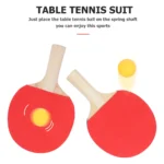 Entrenador de tenis de mesa con dos raquetas rojas y una pelota amarilla en movimiento.