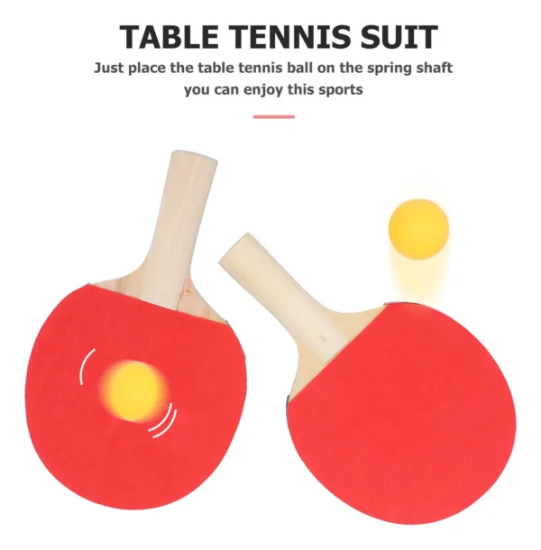 Entrenador de tenis de mesa con dos raquetas rojas y una pelota amarilla en movimiento.