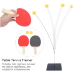 Entrenador de tenis de mesa con paleta roja y pelota de entrenamiento en acción.