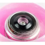 Máquina portátil para algodón de azúcar rosa en acción, con hilo rosa girando y saliendo de la unidad central.
