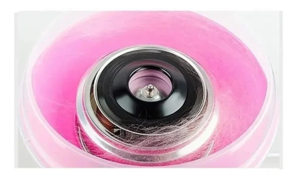 Máquina portátil para algodón de azúcar rosa en acción, con hilo rosa girando y saliendo de la unidad central.