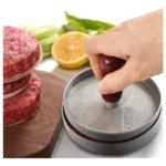 Molde para hacer hamburguesas, aplana carne cruda con empujador de madera.