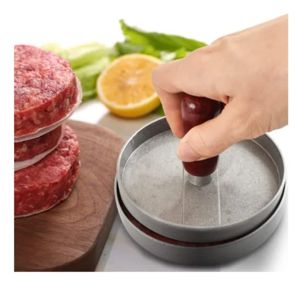 Molde para hacer hamburguesas, aplana carne cruda con empujador de madera.