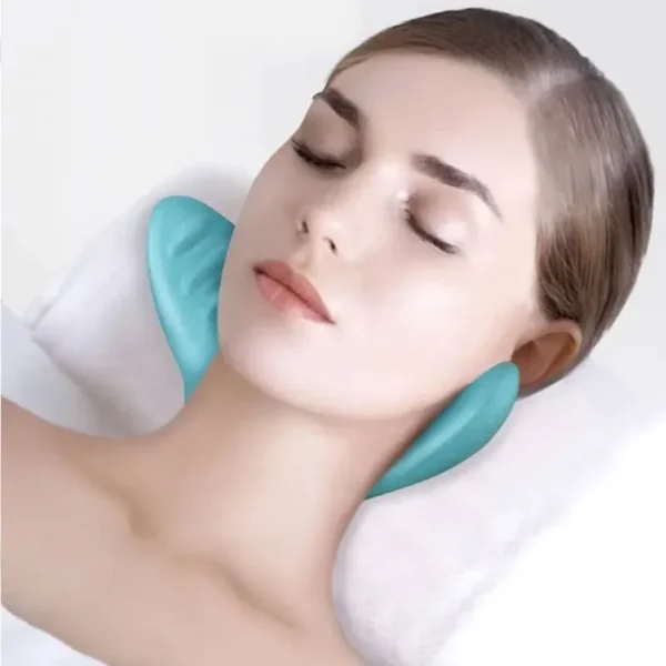 Almohada Masajeadora para el cuello cervical, azul, con modelo acostada sobre ella.