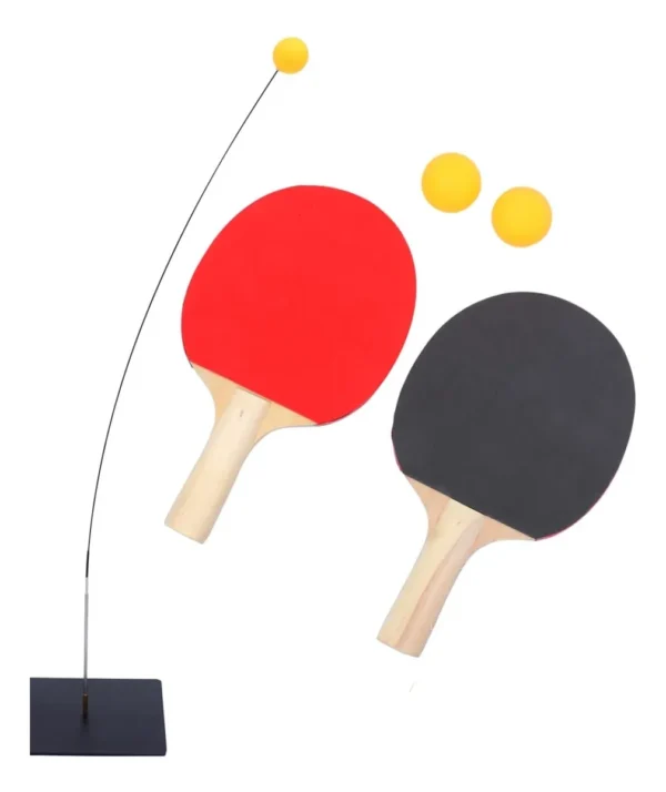 Entrenador de tenis de mesa con raquetas roja y negra, pelotas y base con varilla flexible.