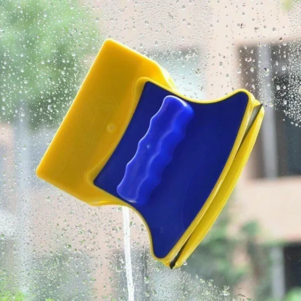 Limpiador magnético de doble cara para ventanas, amarillo y azul, limpiando vidrios mojados.