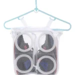 Set x2 bolsa de malla blanca para lavar zapatos colgada en percha azul.