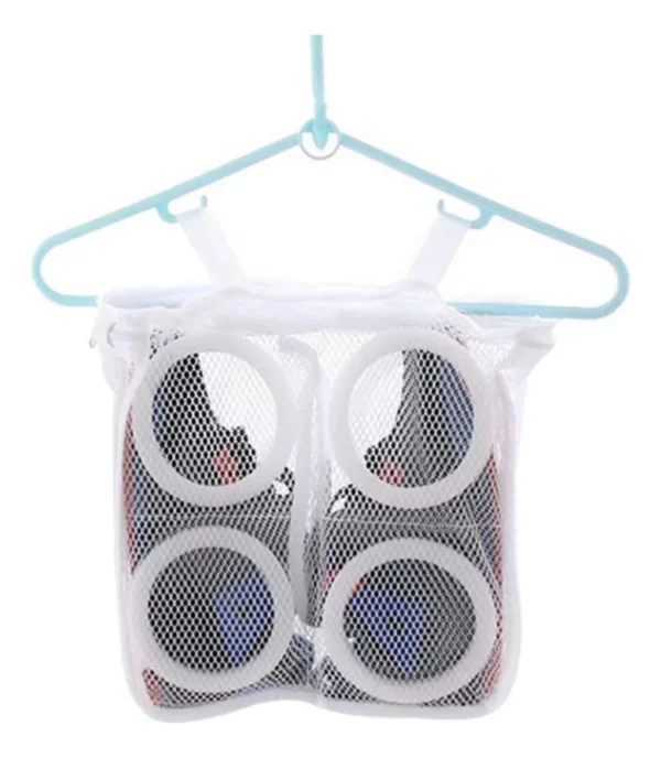Set x2 bolsa de malla blanca para lavar zapatos colgada en percha azul.