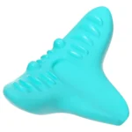 Almohada masajeadora azul para cuello, con relieve y forma ergonómica para aliviar tensión.