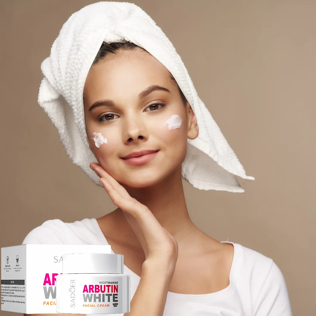 Crema facial aclarante Arbutin Sadoer con nicotinamida, aplicada por una joven con toalla en la cabeza.