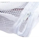 Bolsa blanca de malla para lavar zapatos con cierre de cremallera, vista de cerca.