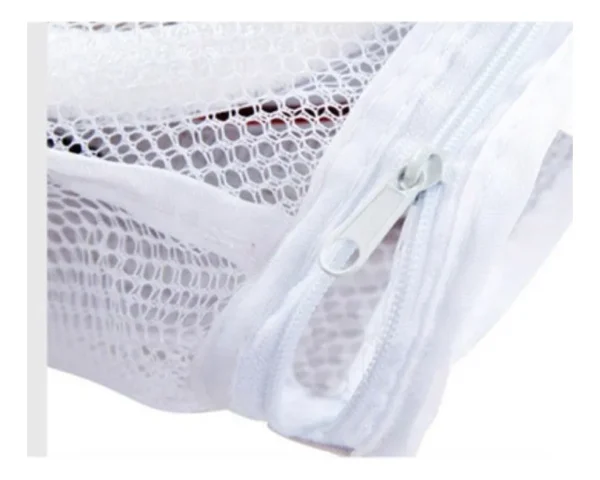 Bolsa blanca de malla para lavar zapatos con cierre de cremallera, vista de cerca.