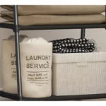 Organizador de ropa con compartimentos para lavandería y mantas dobladas.