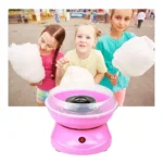 Máquina portátil para hacer algodón de azúcar rosa con niñas disfrutando del dulce.