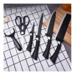 Set de cuchillos de chef con pelador y tijeras, diseño moderno y ergonómico en negro.