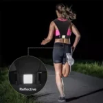 Corrector de postura para deportista running con detalles reflectivos para mayor visibilidad nocturna.