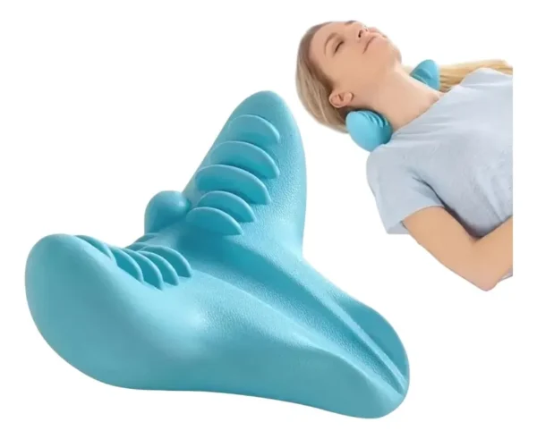 Almohada masajeadora para el cuello, con diseño ergonómico, utilizada por una mujer.
