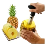 Rebanador de piña con mango negro corta rodajas perfectas. Piña lista para disfrutar.