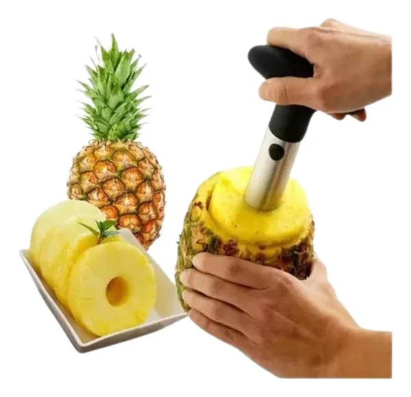 Rebanador de piña con mango negro corta rodajas perfectas. Piña lista para disfrutar.