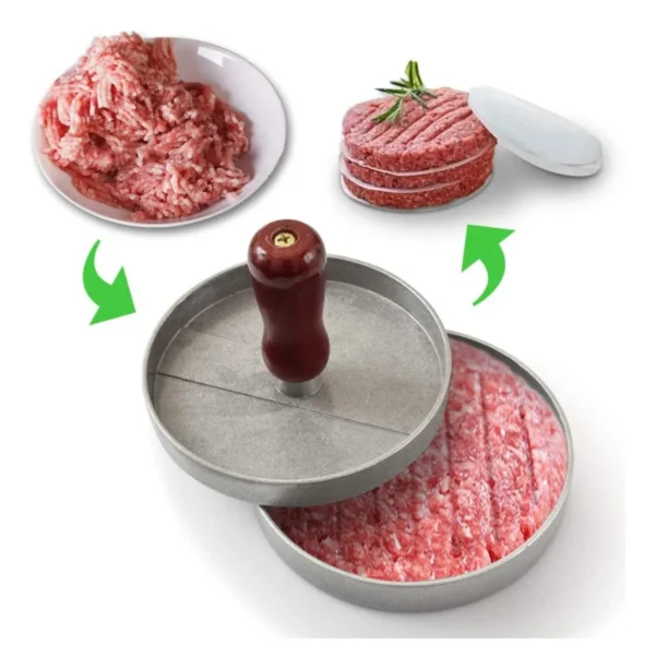 Molde para hamburguesas de carne cruda siendo presionado, junto a hamburguesas listas.