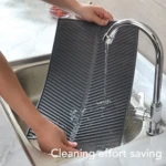 Tapete de cocina multifuncional gris inclinado bajo un grifo chorreando agua.