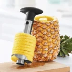 Rebanador de piña corta rodajas con mango ergonómico, facilitando la preparación de fruta fresca.