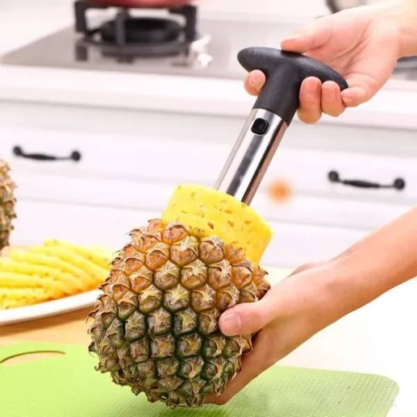 Rebanador de piña quitando el corazón y pelando la fruta en rodajas circulares.
