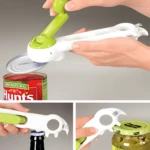 Abrelatas multifuncional 6 en 1 abriendo lata de tomates y tapa de frasco.