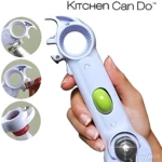 Abrelatas multifuncional 6 en 1 en mano, ideal para latas, botellas y tapas.