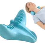 Almohada masajeadora cervical azul para relajar el cuello mientras una mujer descansa.
