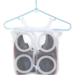 Bolsa de malla para lavar 2 pares de zapatos colgando en un perchero.